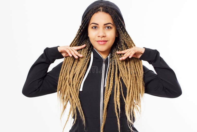 Stående av den unga afro amerikanska tonåringflickan som bär svart hoody arkivbilder Stående av den unga afro amerikanska tonåringflickan som bär svart hoody arkivbilder