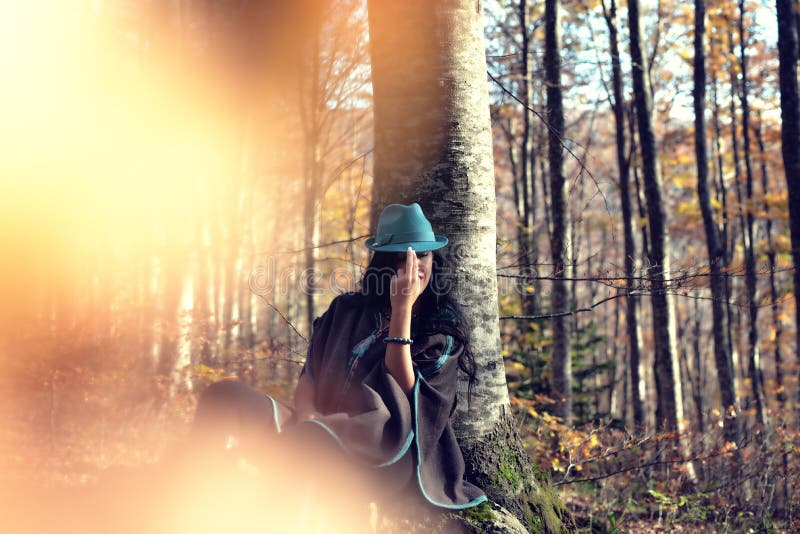 Stående av den unga kvinnan i en skog arkivbild Stående av den unga kvinnan i en skog arkivbild