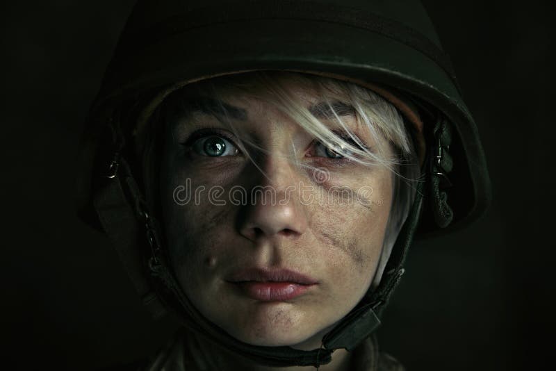 Stående av den unga kvinnliga soldaten