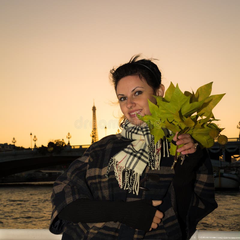 Stående av den unga le brunetten på semester i Paris Frankrike royaltyfri bild Stående av den unga le brunetten på semester i Paris Frankrike royaltyfri bild