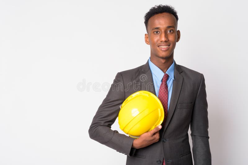 Stående av den unga lyckliga afrikanska affärsmannen med hardhaten arkivbild Stående av den unga lyckliga afrikanska affärsmannen med hardhaten arkivbild