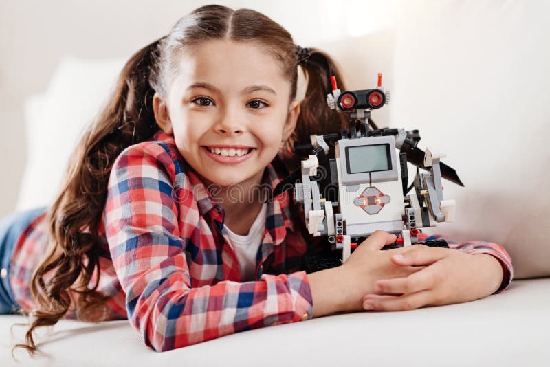 Stående av det nätta barnet det omfamna hennes robot royaltyfria bilder