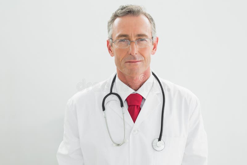 Stående av en allvarlig säker manlig doktor royaltyfri fotografi Stående av en allvarlig säker manlig doktor royaltyfri fotografi