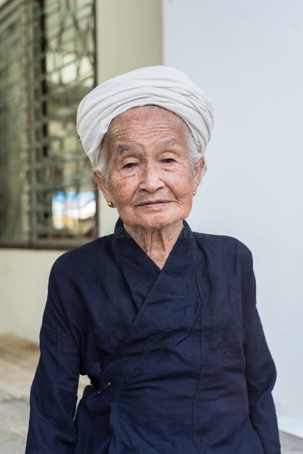 Stående av en gammal asiatisk stamkvinna arkivbild Stående av en gammal asiatisk stamkvinna arkivbild