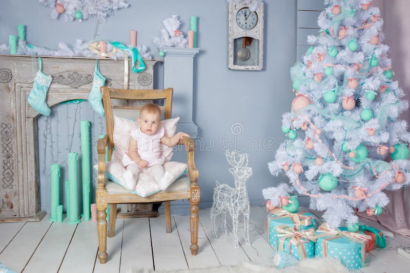 Stående av en gullig liten europeisk blond prinsessaflicka med en krona i en härlig klänning som sitter på en tappningstol i en s royaltyfria bilder Stående av en gullig liten europeisk blond prinsessaflicka med en krona i en härlig klänning som sitter på en tappningstol i en s royaltyfria bilder