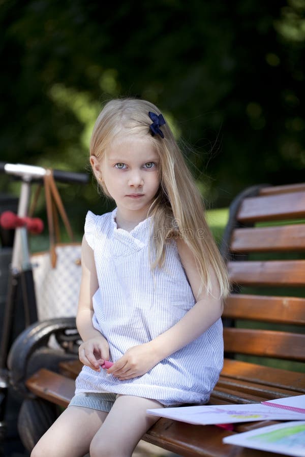 Stående av en härlig blond liten flicka tre år arkivbilder Stående av en härlig blond liten flicka tre år arkivbilder