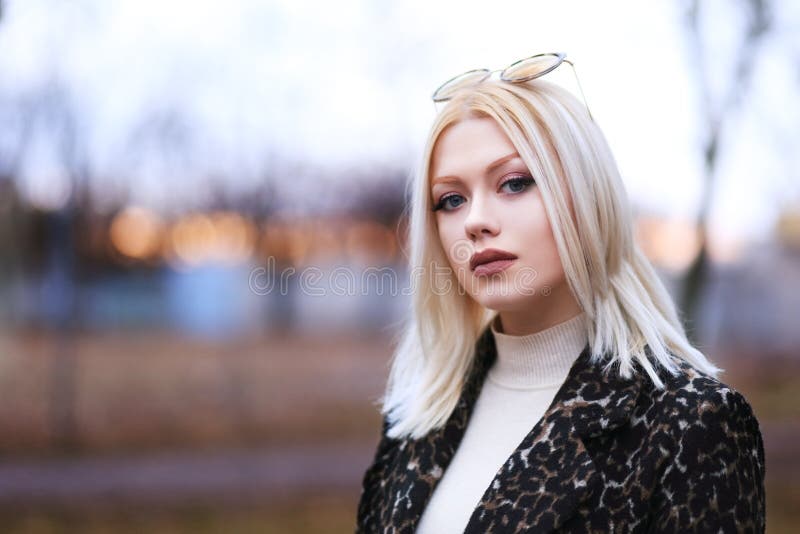 Stående av en härlig flicka arkivfoto Stående av en härlig flicka arkivfoto