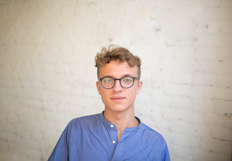 Stående av en härlig hipstergrabb i trendiga ögonexponeringsglas arkivbild Stående av en härlig hipstergrabb i trendiga ögonexponeringsglas arkivbild
