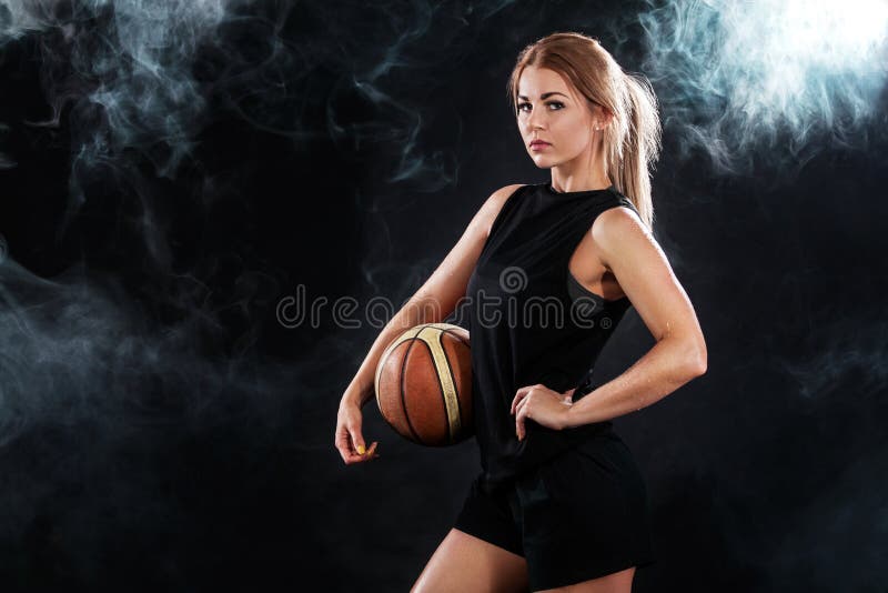 Stående av en härlig och sexig flicka med en basket i studio begrepp isolerad sportwhite royaltyfri bild Stående av en härlig och sexig flicka med en basket i studio begrepp isolerad sportwhite royaltyfri bild