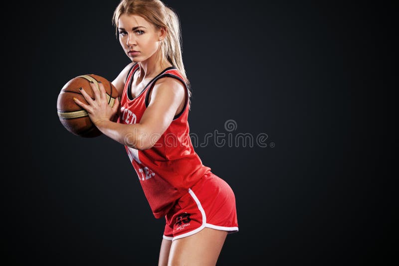 Stående av en härlig och sexig flicka med en basket i studio Sportbegrepp som isoleras på svart bakgrund arkivbild Stående av en härlig och sexig flicka med en basket i studio Sportbegrepp som isoleras på svart bakgrund arkivbild