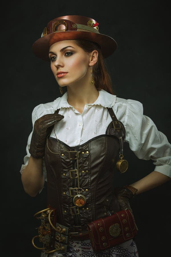 Stående av en härlig steampunkkvinna över mörk bakgrund arkivbild Stående av en härlig steampunkkvinna över mörk bakgrund arkivbild