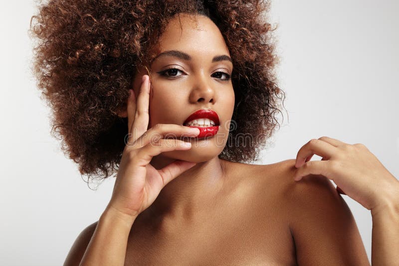 Stående av en kvinna med röda kanter och afro hår royaltyfria bilder Stående av en kvinna med röda kanter och afro hår royaltyfria bilder
