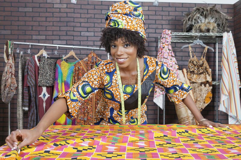 Stående av en kvinnlig modeformgivare för afrikansk amerikan som arbetar på en modelltorkduk royaltyfria foton