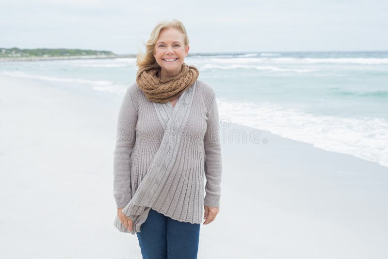 Stående av en le hög kvinna på stranden royaltyfri fotografi Stående av en le hög kvinna på stranden royaltyfri fotografi