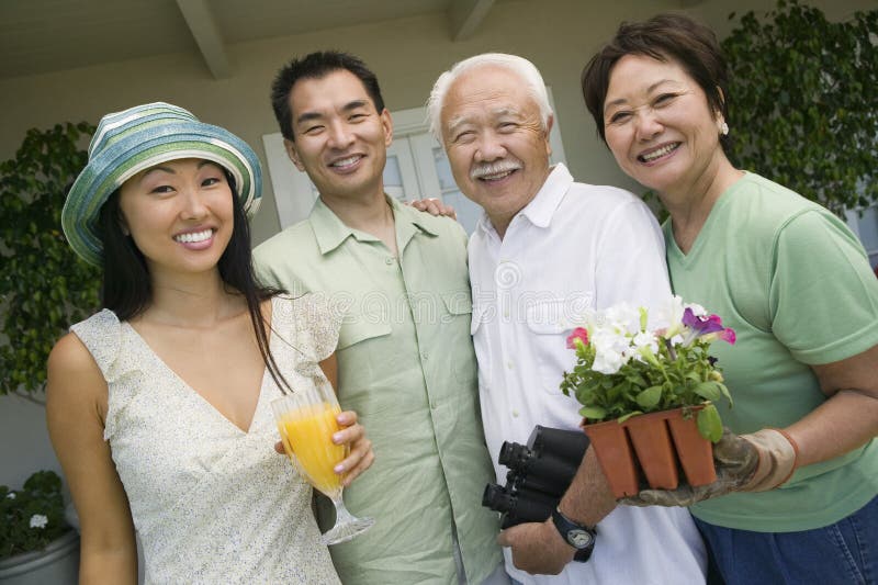 Stående av en lycklig japansk familj arkivfoto Stående av en lycklig japansk familj arkivfoto