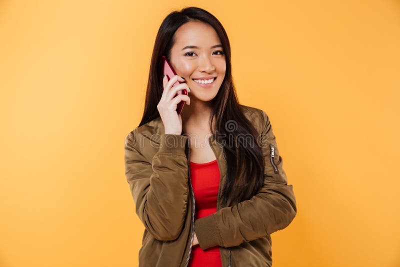 Porträtt av en glad leende asiatisk flicka royaltyfri bild