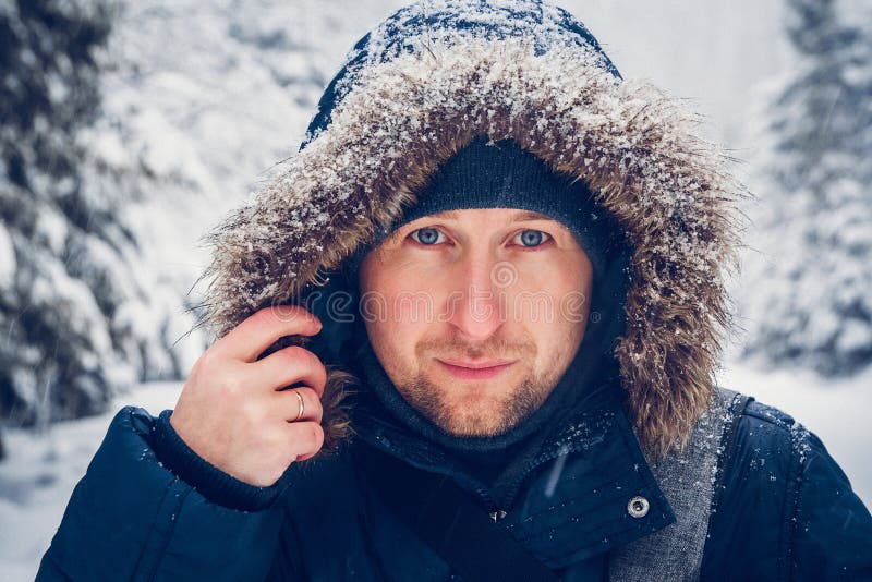 Stående av en man i vinterkläder royaltyfri bild Stående av en man i vinterkläder royaltyfri bild