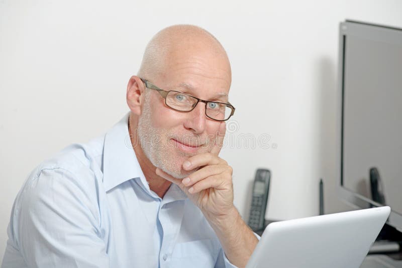 Stående av en medelålders man med en digital minnestavla arkivfoton Stående av en medelålders man med en digital minnestavla arkivfoton