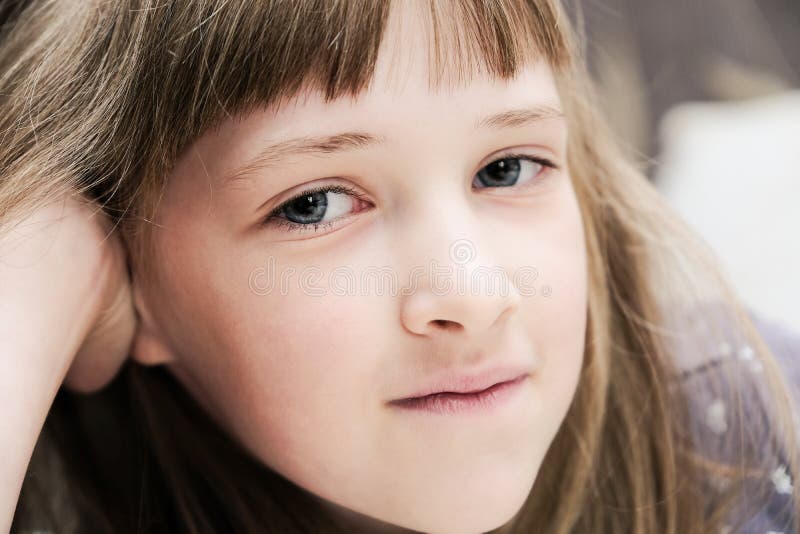 Stående av en nätt caucasian flicka royaltyfri bild Stående av en nätt caucasian flicka royaltyfri bild
