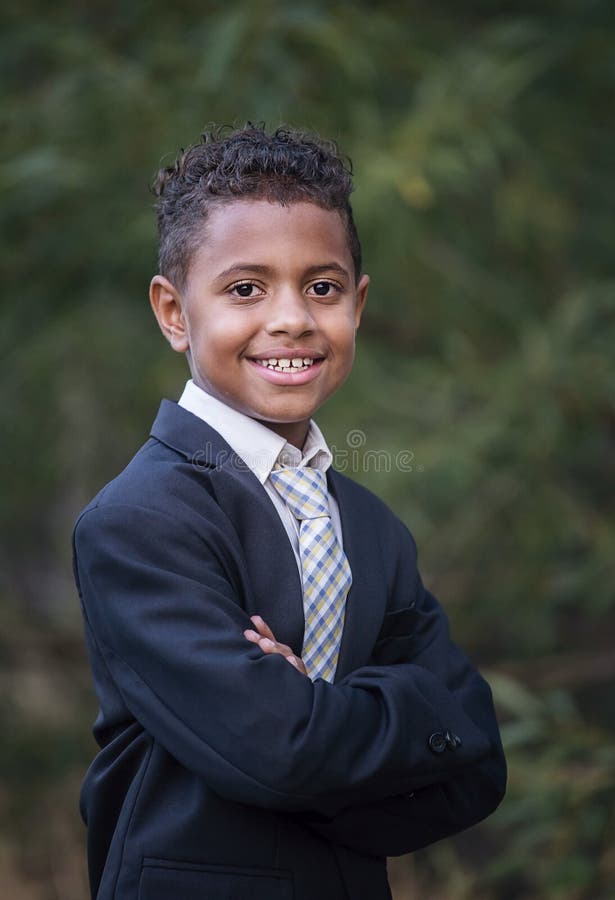 Stående av en stilig ung afrikansk amerikanpojke i formella kläder arkivbilder Stående av en stilig ung afrikansk amerikanpojke i formella kläder arkivbilder