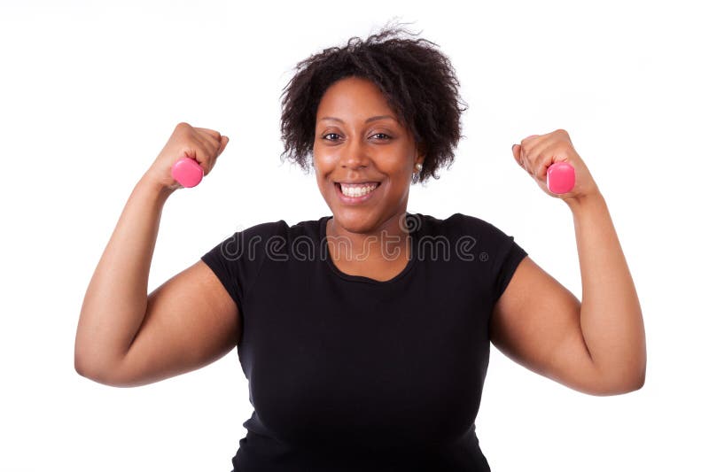 Stående av en svart fettig kvinna som utarbetar med fria vikter -