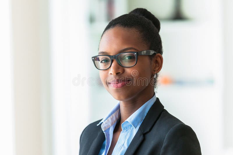 Stående av en ung afrikansk amerikanaffärskvinna - svart peop fotografering för bildbyråer