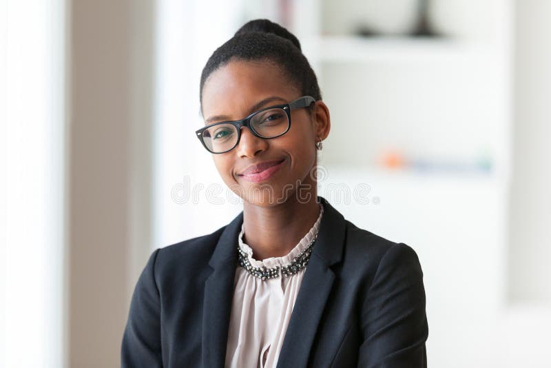 Stående av en ung afrikansk amerikanaffärskvinna - svart peop royaltyfri fotografi