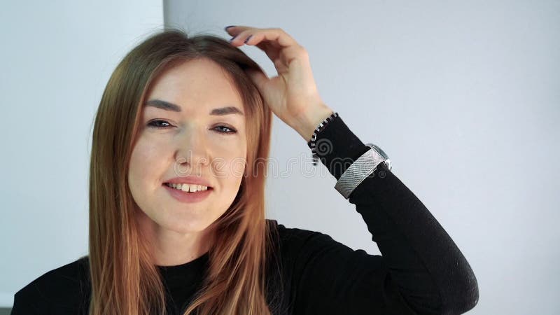 Stående av en ung kvinna för makeupkonstnär med borstar i hennes händer i en skönhetstudio