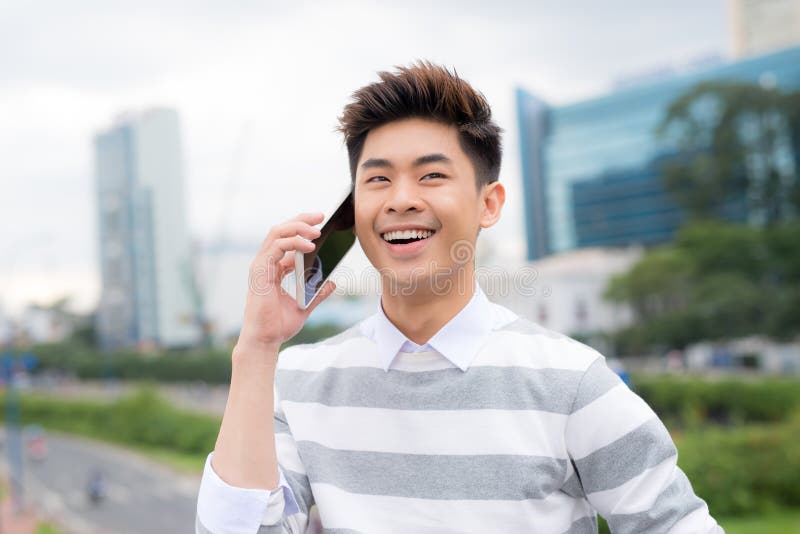 Stående av en ung manlig handelsresande som talar på mobiltelefonen arkivfoto Stående av en ung manlig handelsresande som talar på mobiltelefonen arkivfoto