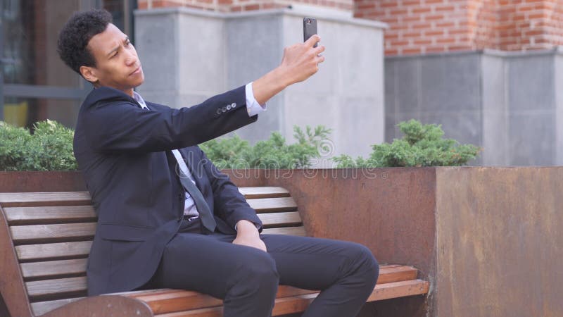 Stående av formgivaren Taking Selfie på telefonen