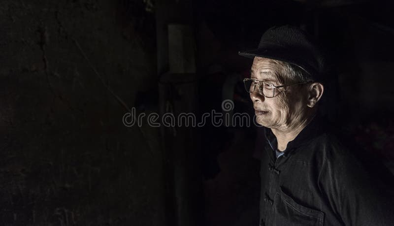 Stående av gamala mannen i en liten by i Sapa, Vietnam royaltyfri fotografi Stående av gamala mannen i en liten by i Sapa, Vietnam royaltyfri fotografi