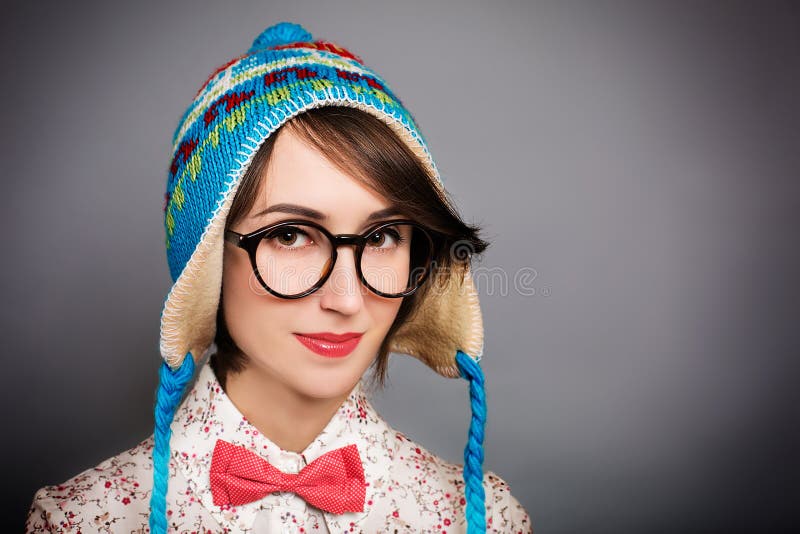 Stående av Hipsterflickan i rolig vinterhatt royaltyfri fotografi Stående av Hipsterflickan i rolig vinterhatt royaltyfri fotografi