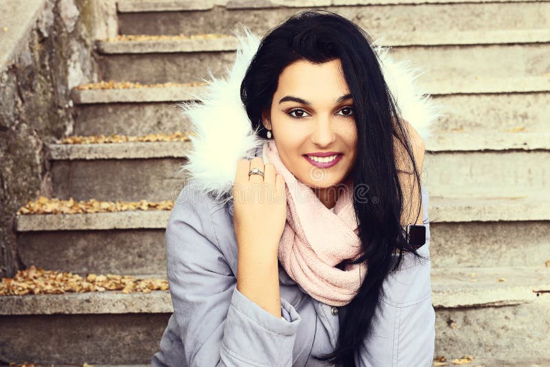 Stående av härligt latina le arkivfoto Stående av härligt latina le arkivfoto