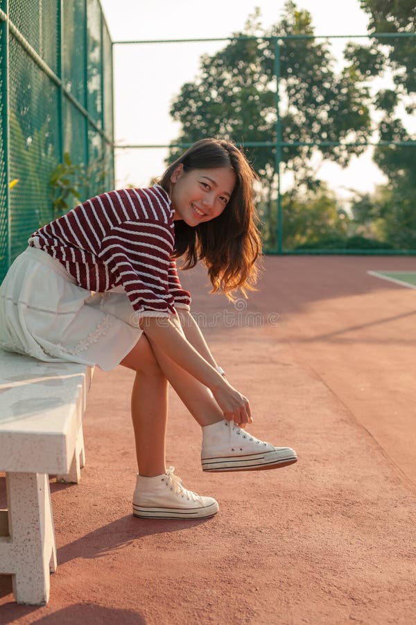 Stående av härligt sportflickasammanträde, i att se för tennisbanor royaltyfri bild Stående av härligt sportflickasammanträde, i att se för tennisbanor royaltyfri bild