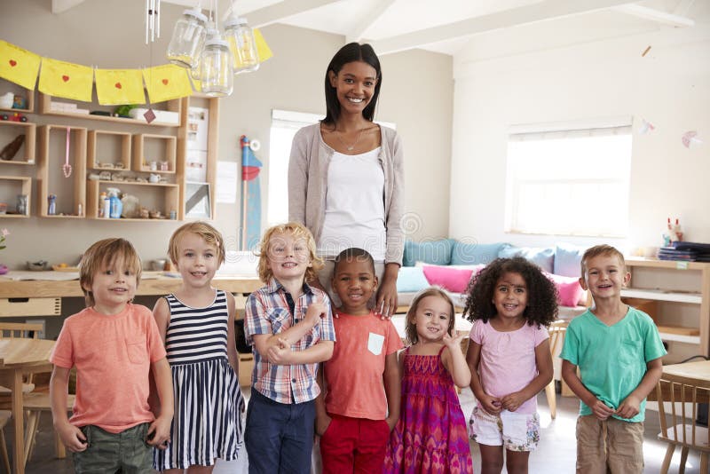 Stående av klassrumet för lärareWith Pupils In Montessori skola royaltyfria foton Stående av klassrumet för lärareWith Pupils In Montessori skola royaltyfria foton