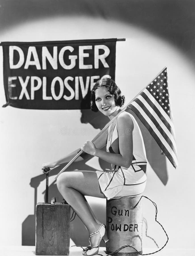 Stående av kvinnan med amerikanska flaggan och sprängmedel (alla visade personer inte är längre uppehälle, och inget gods finns L royaltyfria bilder Stående av kvinnan med amerikanska flaggan och sprängmedel (alla visade personer inte är längre uppehälle, och inget gods finns L royaltyfria bilder