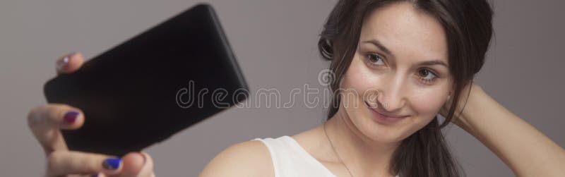 Stående av kvinnan som gör selphie med mobiltelefonen F?r?lskelse- och realitetsinnesr?relsebegrepp fotografering för bildbyråer Stående av kvinnan som gör selphie med mobiltelefonen F?r?lskelse- och realitetsinnesr?relsebegrepp fotografering för bildbyråer