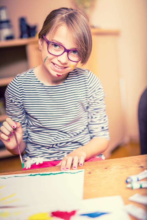 Stående av lite dentonåriga studentflickan som hemma målar tonat foto arkivbilder Stående av lite dentonåriga studentflickan som hemma målar tonat foto arkivbilder
