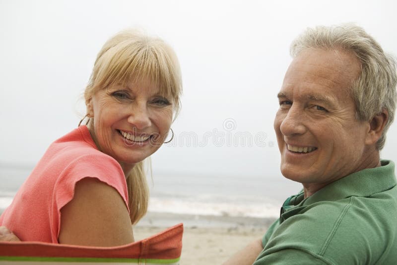 Stående av lyckliga par på stranden