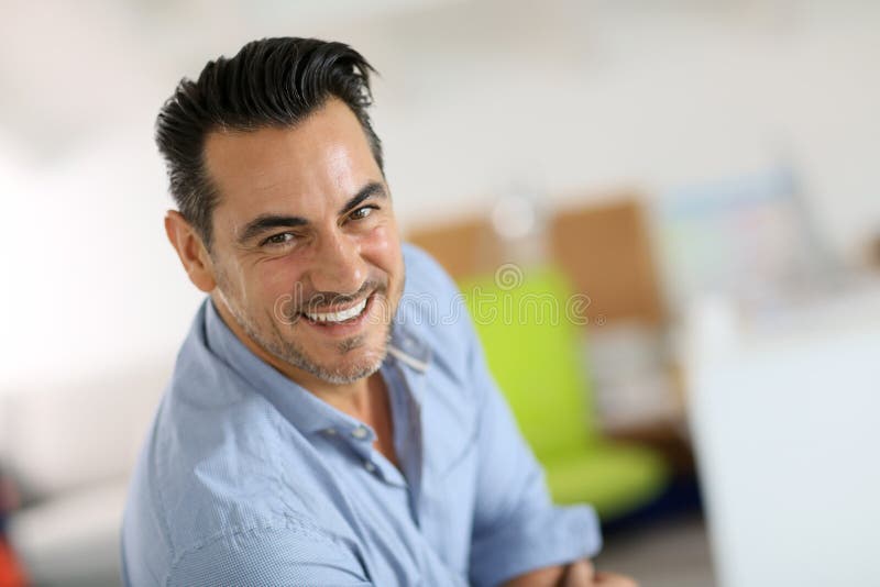 Stående av moget skratta för man arkivbild Stående av moget skratta för man arkivbild