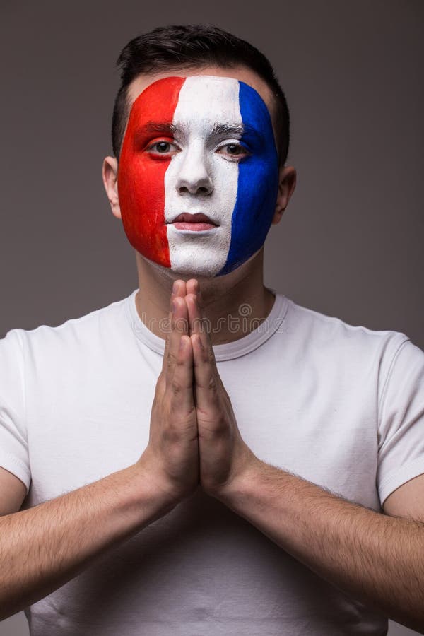 Stående av Pray Frankrike fotbollsfan i lek av den Frankrike landslagblicken på kameran arkivfoto Stående av Pray Frankrike fotbollsfan i lek av den Frankrike landslagblicken på kameran arkivfoto