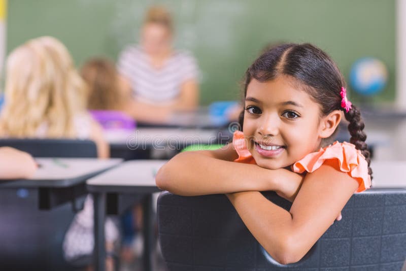 Stående av skolflickan i klassrum arkivfoto Stående av skolflickan i klassrum arkivfoto