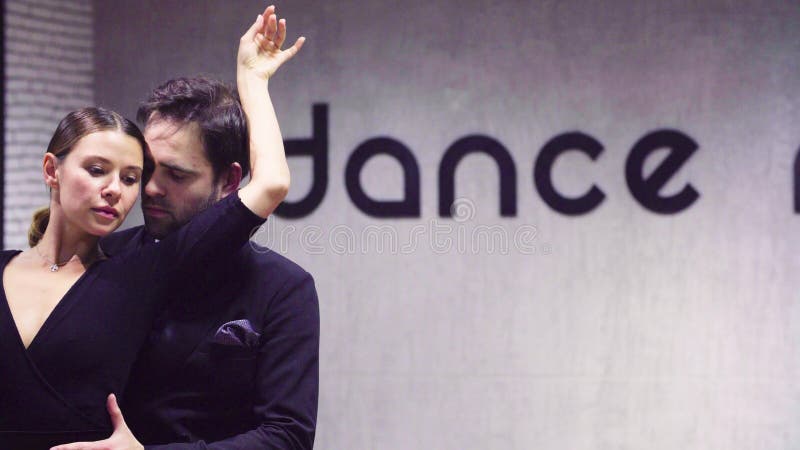 Stående av yrkesmässiga dansare som dansar tango arkivfilmer