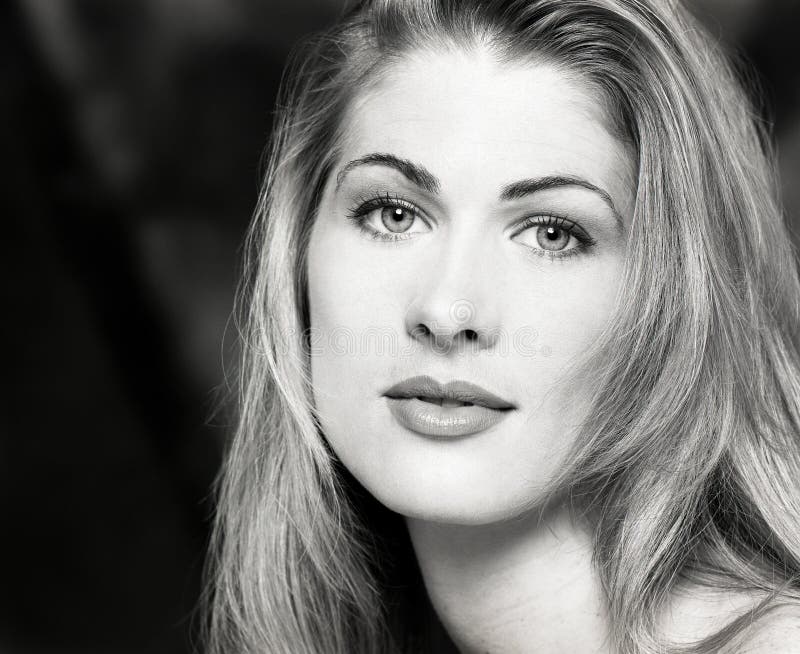 Stående headshot, framsida av barn, långt blont hår för sexig härlig kvinna royaltyfri foto Stående headshot, framsida av barn, långt blont hår för sexig härlig kvinna royaltyfri foto