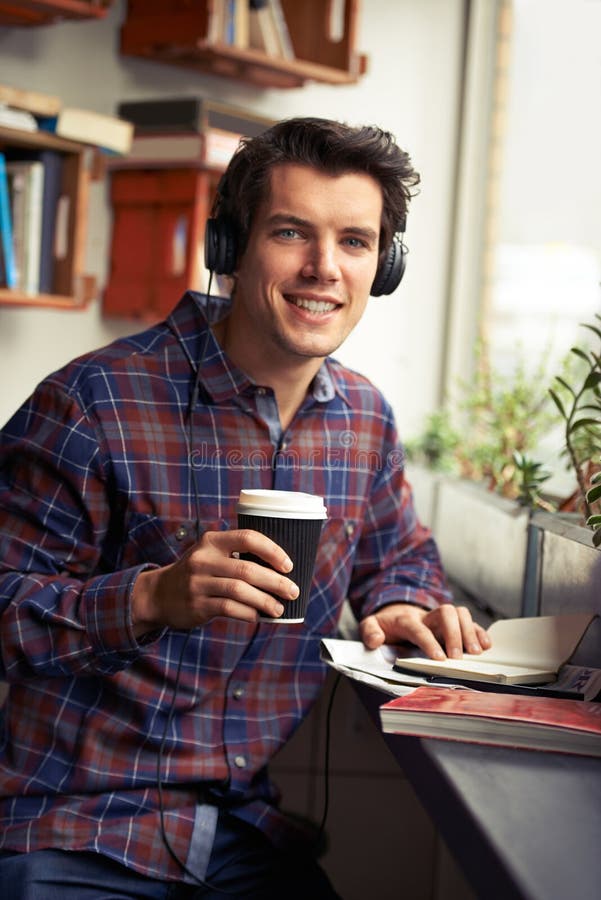Stående hörlurar eller en glad man som läser bok på kafé för musiklitteraturutbildning eller historik. radiomedbruk eller arkivfoto