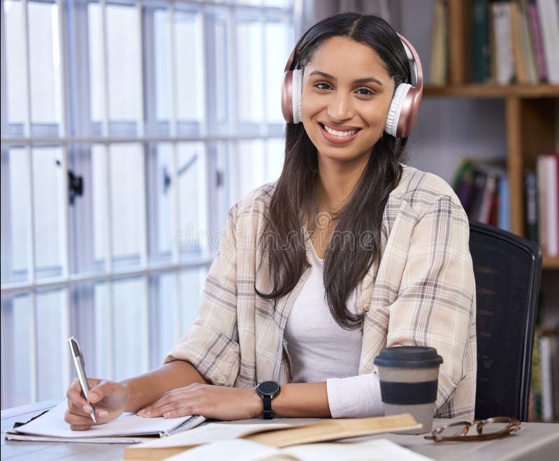 Stående hörlurar och flicka med bärbar dator i biblioteket för att lära sig studera eller lyssna på musik. universitetsstudent arkivfoto