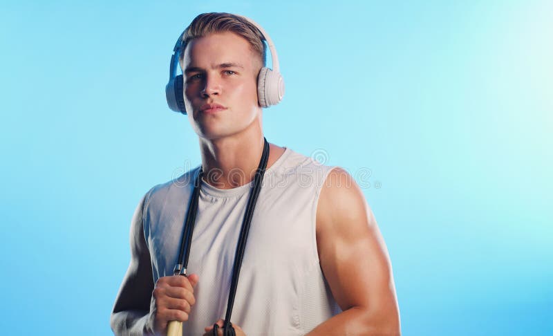 Stående hörlurar och man i studion för att passa in skidrep för träning eller hälsa. Musikatlet och ljudet royaltyfria bilder
