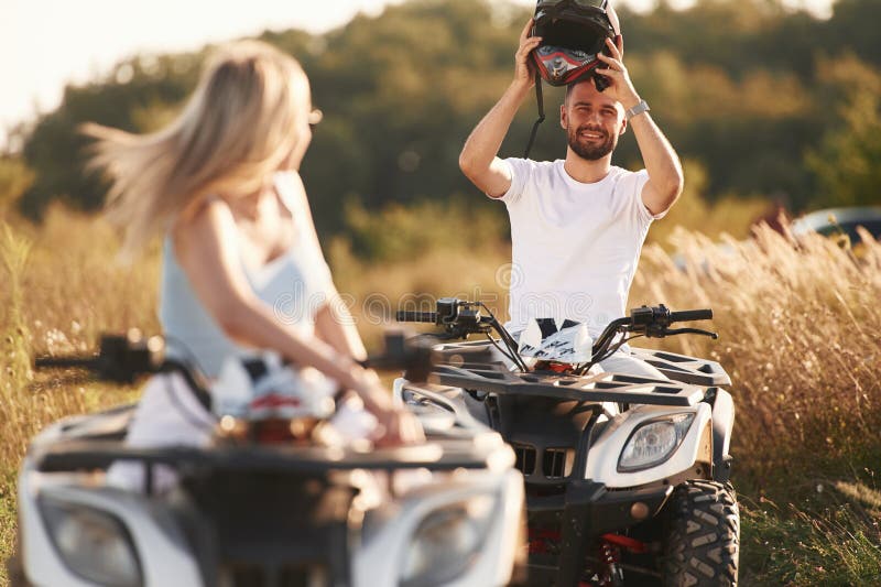 Stående tagning av rast. Man och kvinna är på ATV utomhus royaltyfri foto