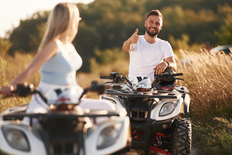 Stående tagning av rast. Man och kvinna är på ATV utomhus royaltyfri fotografi