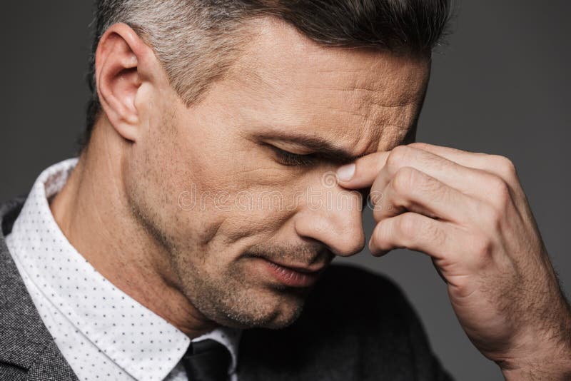 Ståendecloseup av den utmattade caucasian mannen i closi för formella kläder royaltyfria bilder Ståendecloseup av den utmattade caucasian mannen i closi för formella kläder royaltyfria bilder